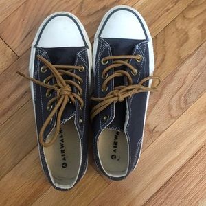 AIRWALK CONVER LIKE STYLE/ GREAT CONDITION